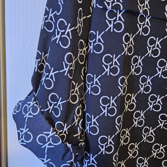 NWT Size XS Calvin Klein Black and White Logo Button Down Shirt - Picture 9 of 10